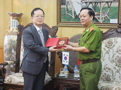Đồng chí Nguyễn Xuân Yêm, Giám đốc Học viện CSND tặng quà lưu niệm cho Đoàn tại buổi tiếp